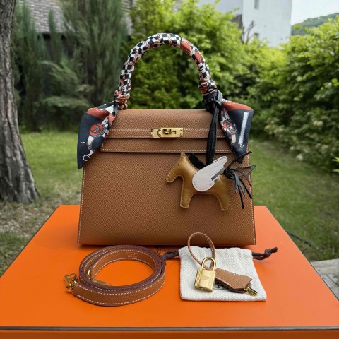 Hermès Kelly 25 Gold Epsom with Gold Hardware